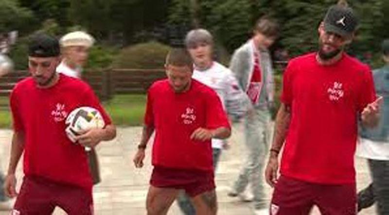 Jelang Lawan Tottenham, Pemain Sevilla Malah Belajar Tarian K-Pop BTS 