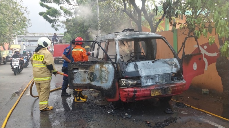 Angkot Terbakar di Jalan Tubagus Angke Jakarta Barat, Lalin Sempat Tersendat