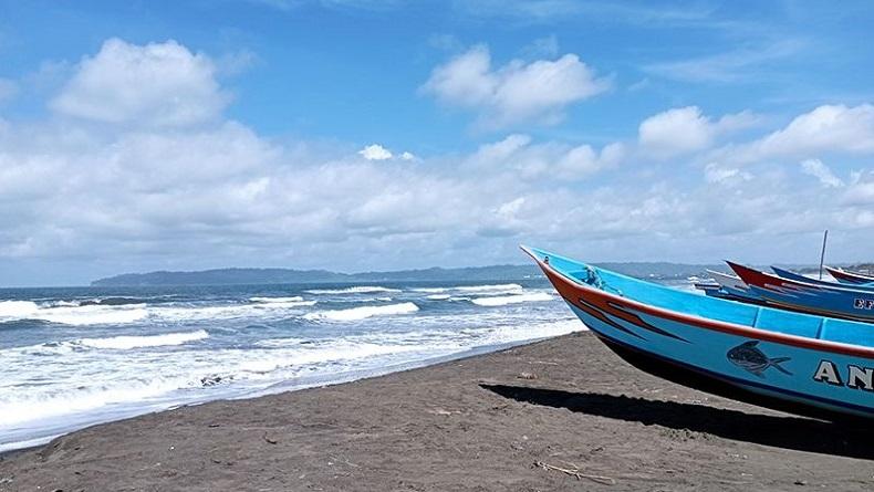 Dihantam Gelombang Tinggi, Perahu Nelayan Pantai Gesing Pecah Terhempas ke Karang 