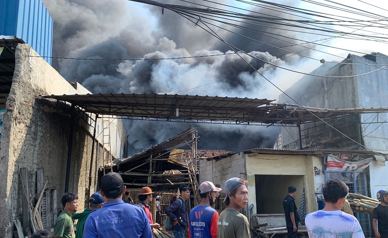 Kebakaran Landa Pabrik Pipa di Tangerang, Asap Hitam Membubung Tinggi