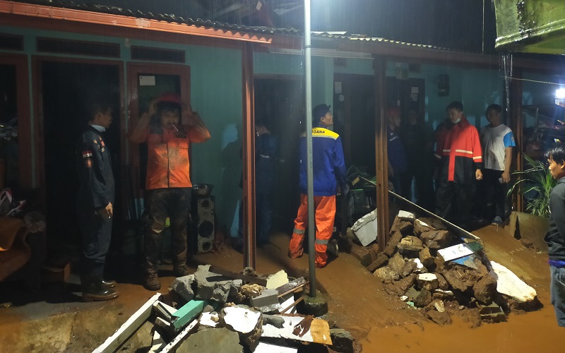 Longsor Rusak 2 Rumah di Bogor Barat, Satu Lansia Dilaporkan Tertimbun