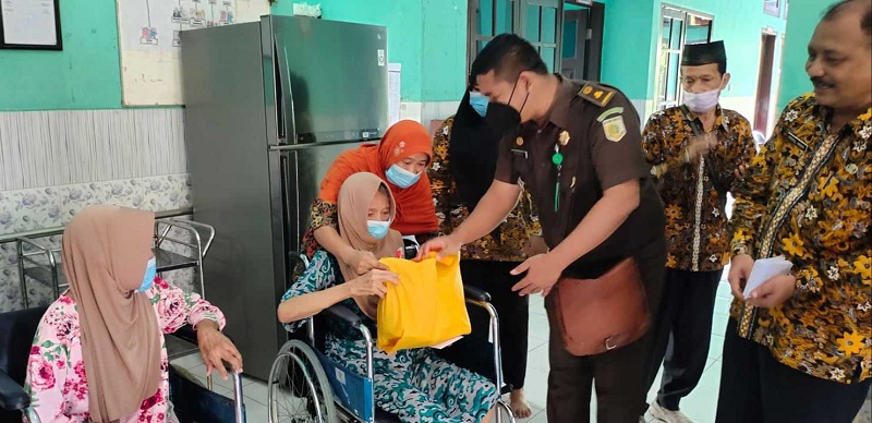 Peringati Hari Bhakti Adhyaksa ke-62, Kejari Kota Mojokerto Kunjungi Panti Jompo
