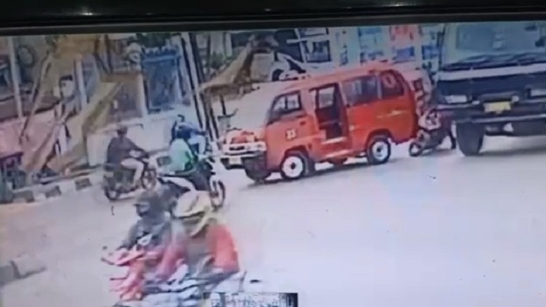 Diduga Tak Lihat Spion, Pemotor di Bekasi Tertabrak Truk Kontainer hingga Tewas