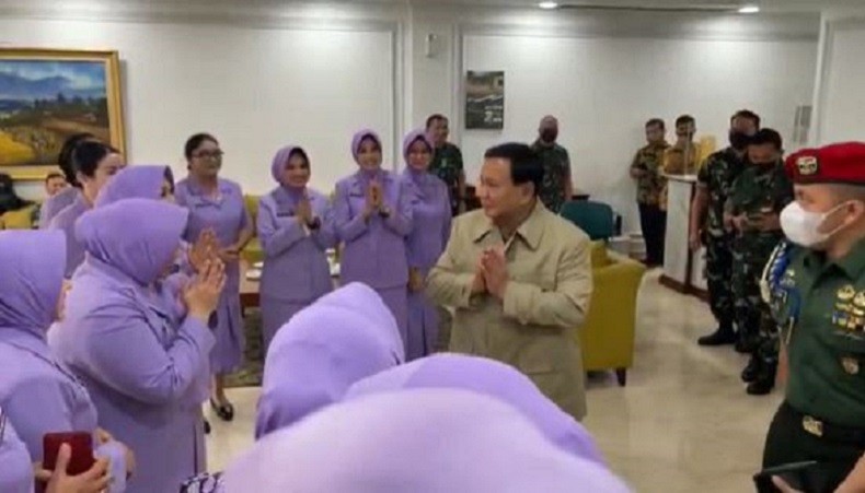 Dari Pose Kalem hingga Komando, Ini Momen Ibu-ibu Serbu Prabowo: Selfie, Pak