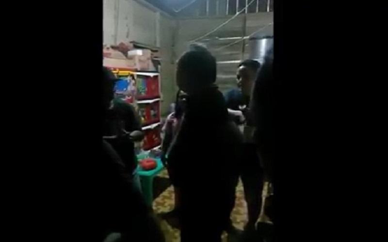 Viral Keluarga Adang Polisi Sambil Menangis, Tolak Saudara Ditangkap Kasus Narkoba