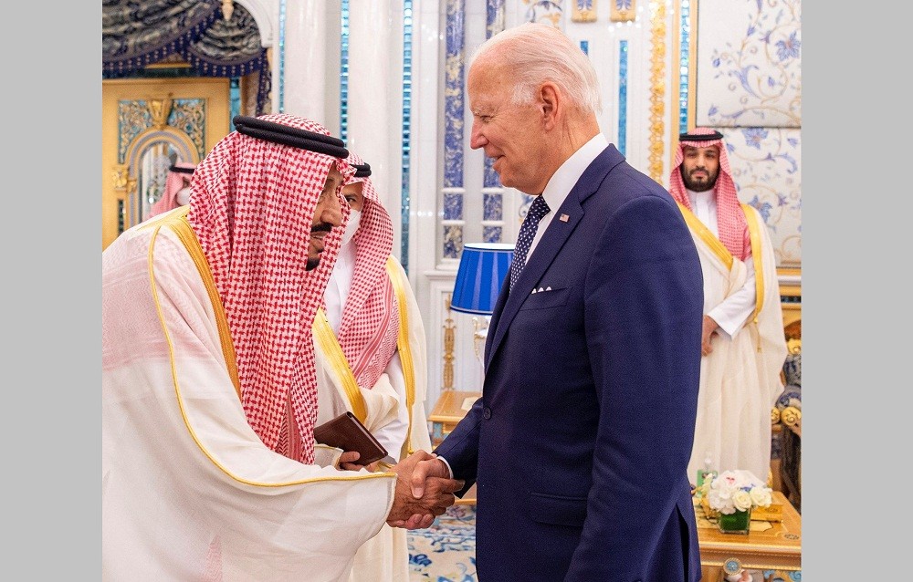 Bertemu di Jeddah, Joe Biden Jabat Tangan Raja Salman