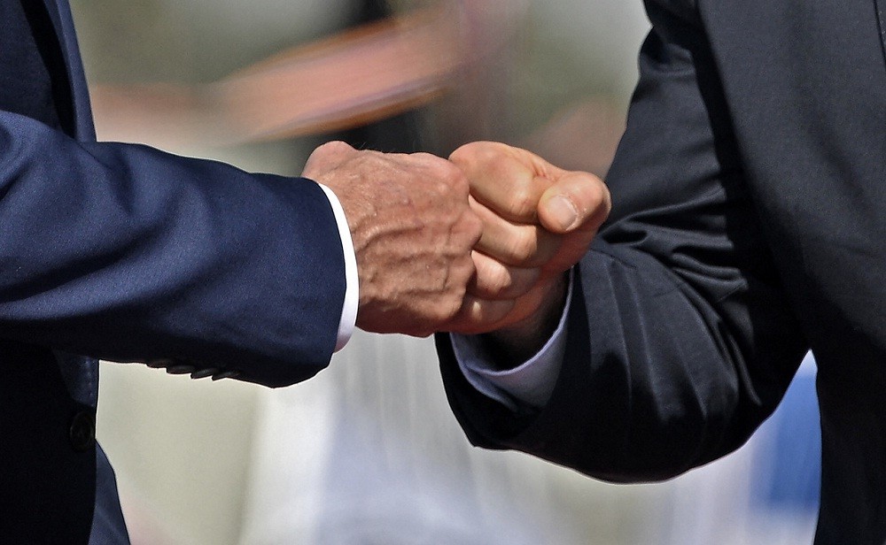 Tiba di Arab Saudi, Joe Biden Beradu Kepalan Tangan dengan Pangeran MBS