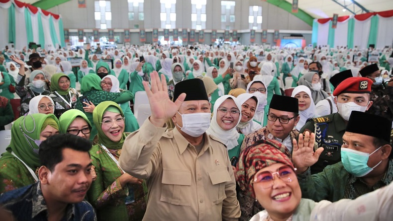 Momen Prabowo Layani Ibu-Ibu Selfie dari Bandara Halim hingga Jakabaring