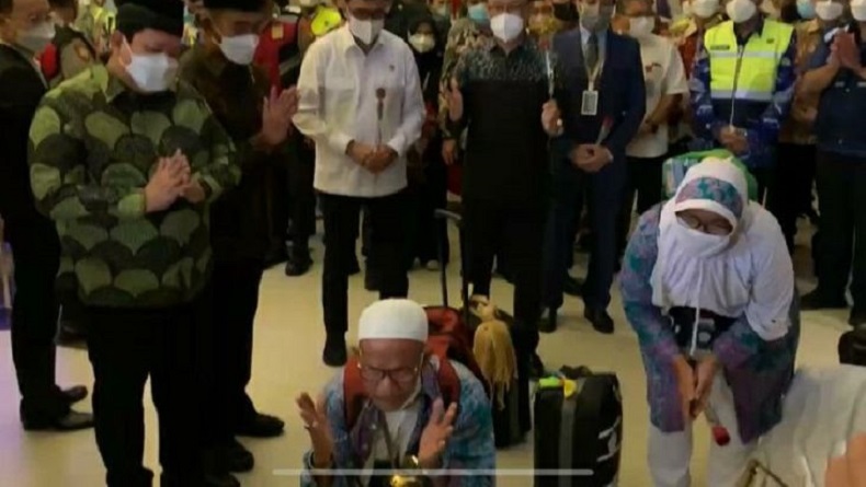 Momen Haru 406 Jemaah Haji Tiba di Bandara Soetta, Diwarnai Sujud Syukur hingga Gema Takbir