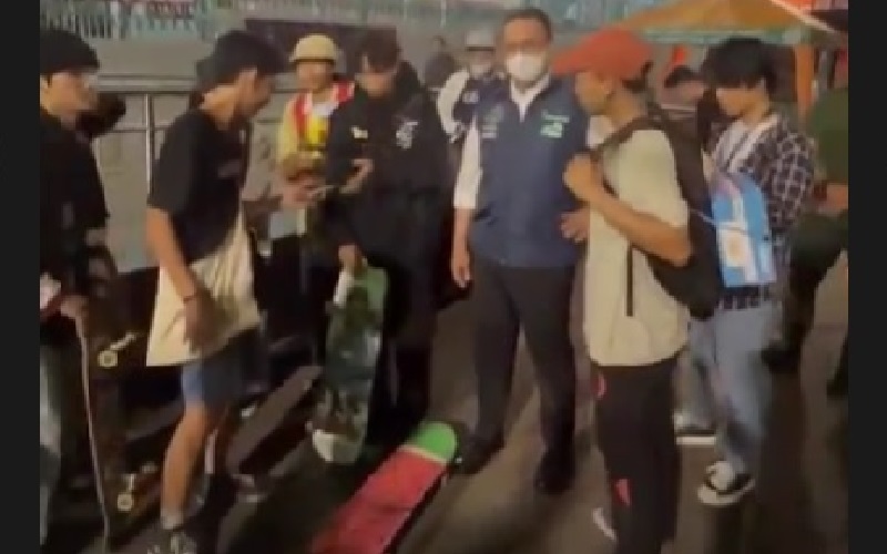 Anies Sidak Lokasi Citayam Fashion Week Tengah Malam, Jadi Buruan Selfie Para Remaja