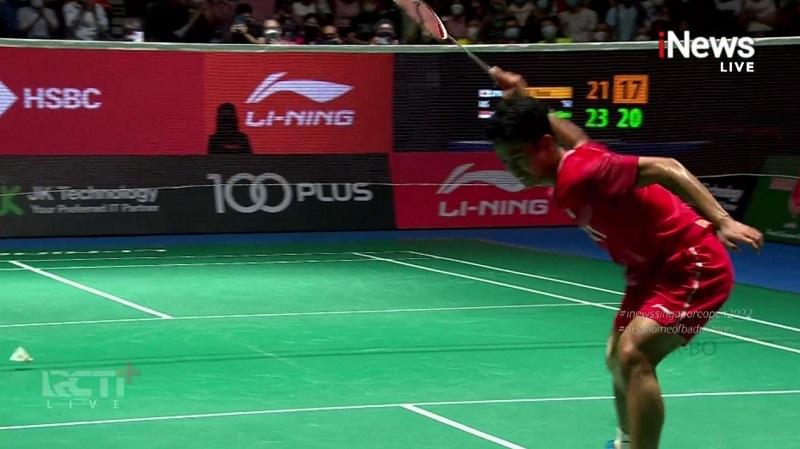 Emosional! Anthony Ginting Banting Raket saat Rayakan Juara Singapore Open 2022