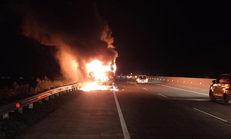  Bus Rosalia Indah Hangus Terbakar di Ruas Tol Pejagan-Pemalang, Ini Penyebabnya