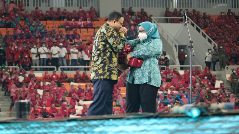 So Sweet, Gubernur Anies Berikan Bunga dan Cium Istri di Hadapan Kader PKK