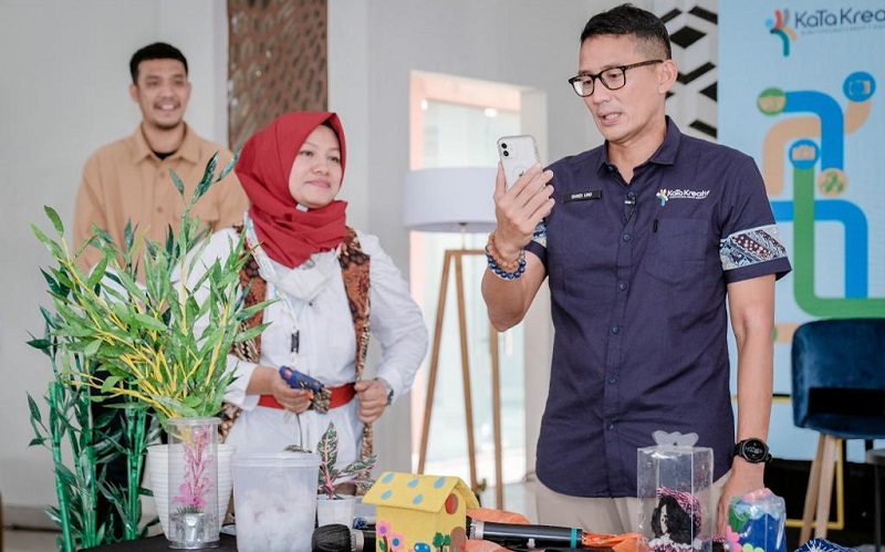 Sandiaga Uno Borong 200 Produk Limbah Plastik untuk Masuk Nur Corner Milik Sang Istri