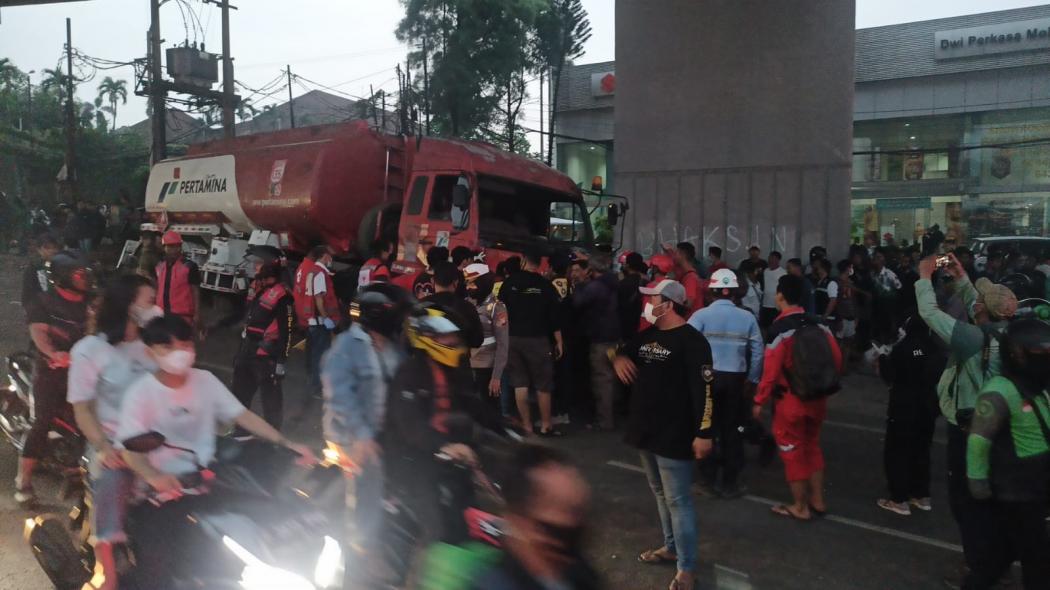 Macet Parah di Jalan Alternatif Cibubur TKP Kecelakaan, Truk Pertamina Belum Bisa Dievakuasi