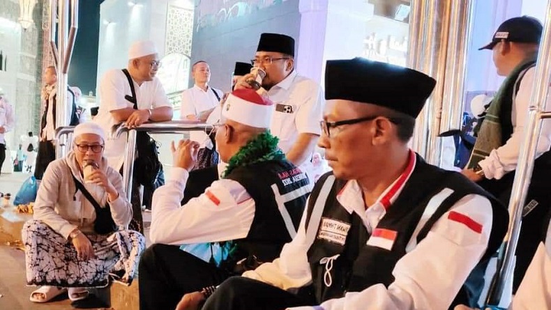 Saat Menag Yaqut Duduk di Emperan Toko Makkah, Amati Jemaah Haji Indonesia yang Hilir Mudik