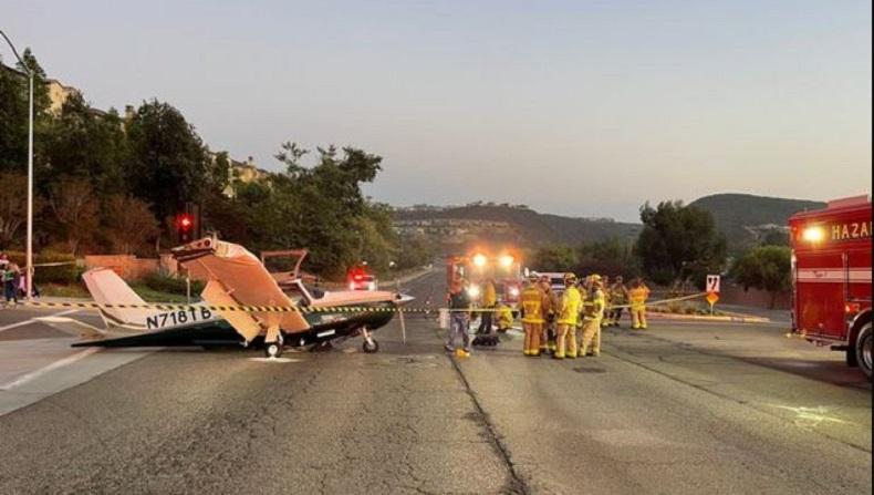 Ngeri, Pesawat Kecil Mendarat Darurat di Jalan Raya Ramai dan Tabrak Mobil