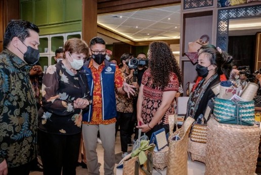 Tinjau Produk Ekraf Lokal di Sarinah Bersama Managing Director IMF, Sandiaga Uno: Membanggakan!