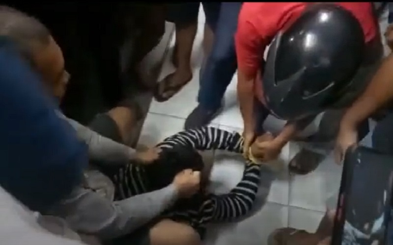 Curi Selai di Minimarket, Pria Berambut Gondrong Nyaris Tewas Diamuk Massa