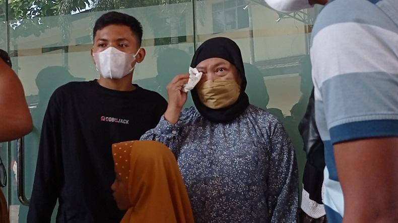 Isak Tangis Keluarga Pecah saat Jemput Jenazah Pasutri Korban Tabrakan Maut Cibubur