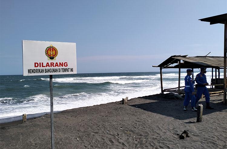 Gelombang Tinggi Mengancam, Pemda DIY Pasang Papan Larangan di Pantai Depok
