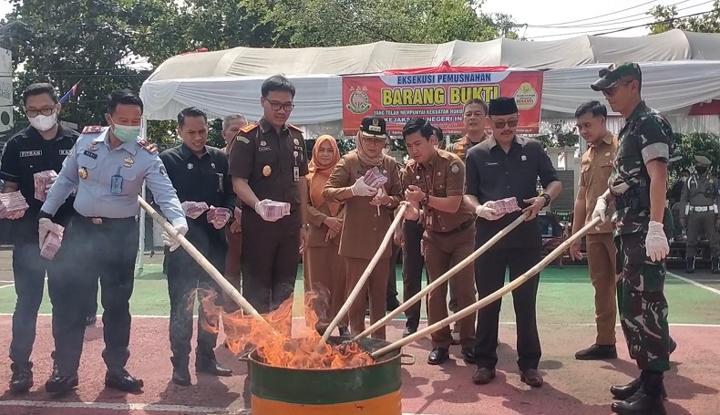 Kejari Indramayu Musnahkan Barang Bukti, dari Narkoba hingga Uang Palsu
