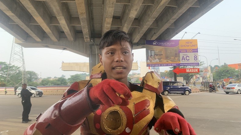 Sosok Kurwanto, Pemuda Berhelm Iron Man yang Viral Bantu Korban Kecelakaan Maut Truk Pertamina di Cibubur