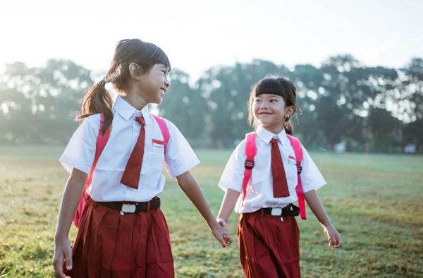 5 Cara Memakai Dasi Segitiga yang Benar dan Mudah untuk Pemula, Yuk Coba!