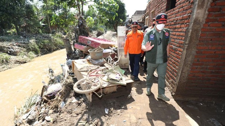 BNPB Serahkan Bantuan Rp250 Juta dan Sembako untuk Penanganan Dampak Bencana Garut