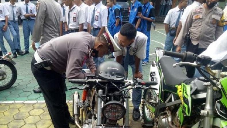 Pakai Kendaraan Berknalpot Brong ke Sekolah, 12 Pelajar SMK di Salatiga Ditilang