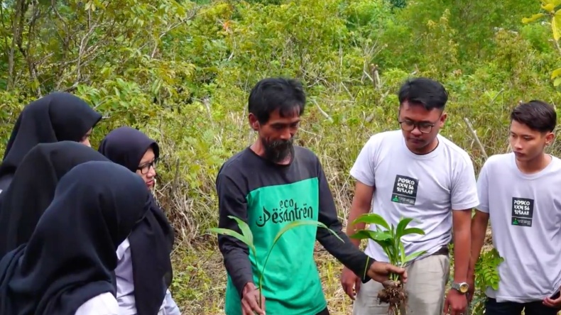 Pernah Dianggap Gila Tanam Pohon Pinang di Hutan, Pria di Lumajang Kini Dapat Kalpataru