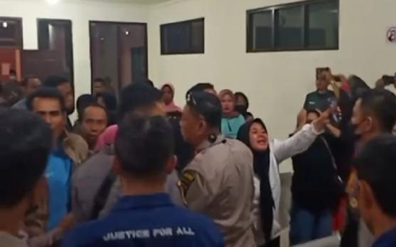 Ricuh Vonis Kasus Pembunuhan di PN Bima, Keluarga Korban Minta 3 Terdakwa Dihukum Mati