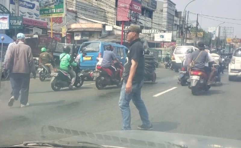 Solar Tumpah di Turunan Fly Over Ciputat, Sejumlah Pemotor Jatuh