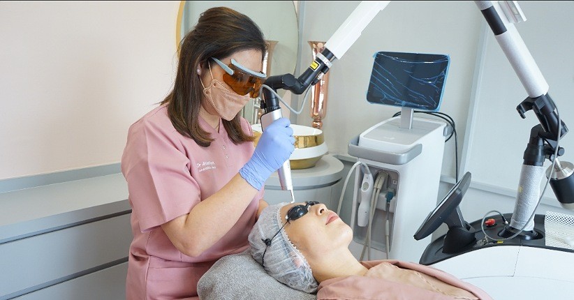 Mengenal 3 Teknik Perawatan Wajah untuk Atasi Jerawat hingga Tanda Penuaan