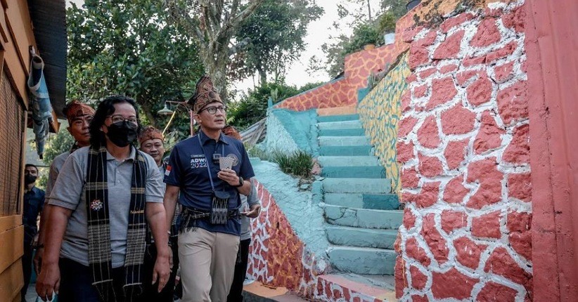 Unik! Sandiaga Uno Apresiasi Desa Kampung Warna-warni Tigarihit Tembus 50 Besar ADWI 2022