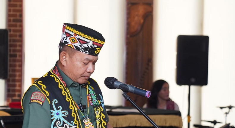 Jenderal Dudung Dianugerahi Warga Kehormatan Utama Masyarakat Adat Dayak