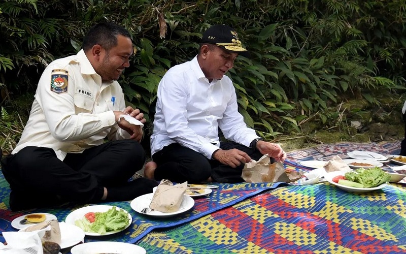 Edy Rahmayadi Pamer Makan Nasi Bungkus Lesehan Pinggir Sungai Bareng Anak Buah
