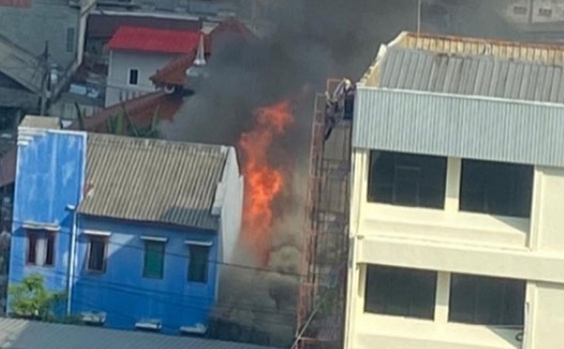 Kebakaran Hanguskan 4 Rumah Semipermanen di Gambir Jakpus, 8 Mobil Damkar Meluncur