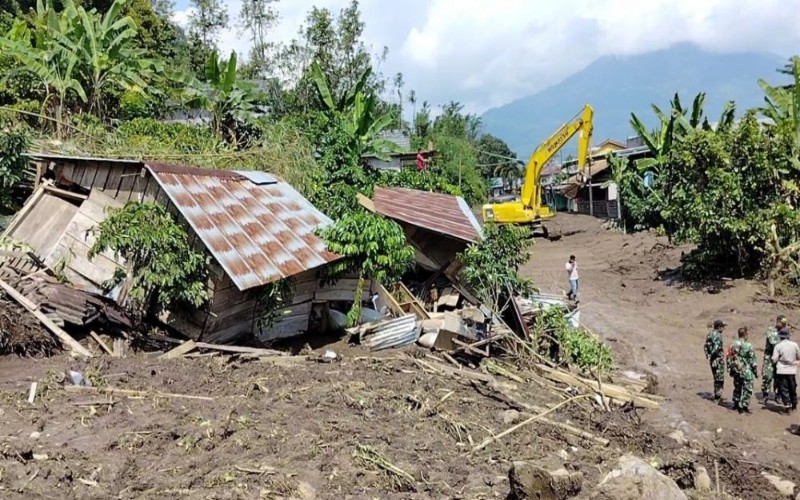 Longsor Tutup Jalan Sumsel - Lampung, Rumah Warga Rusak Berat 