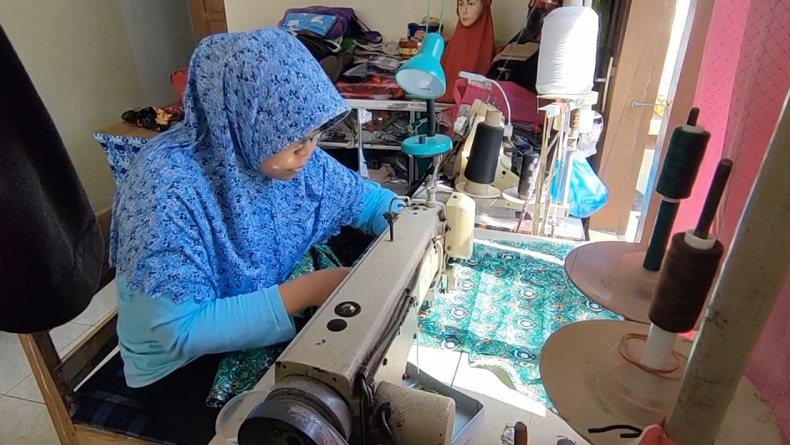Tahun Ajaran Baru, Penjahit di Boyolali Kebanjiran Order Seragam Sekolah