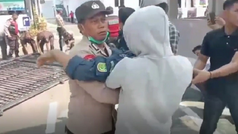 Demo di Kejari Palopo Ricuh, Satpam Meninggal Tertimpa Pagar