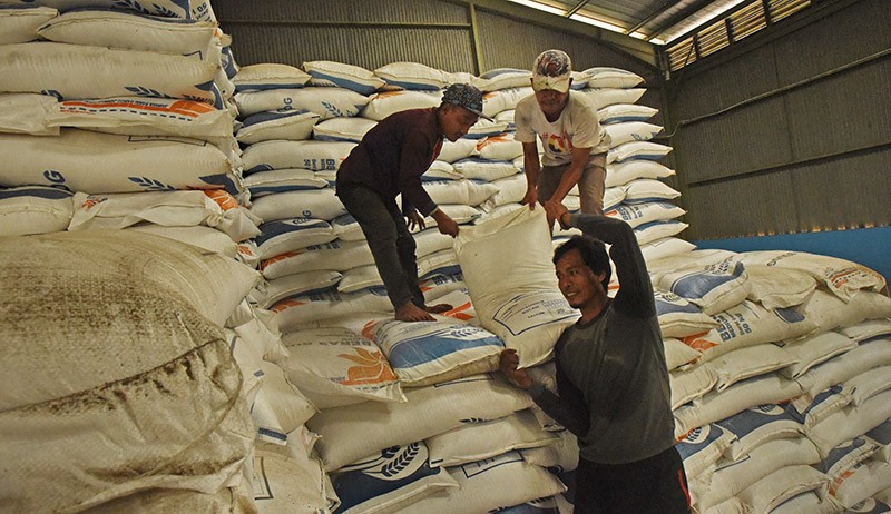 Stok Cadangan Beras Pemerintah Menipis, Bulog Beberkan Penyebabnya