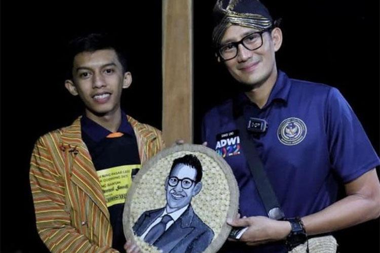 Diapresiasi Sandiaga Uno, Ade Kurniawan Olah Limbah Tongkol Jagung Jadi Kerajinan