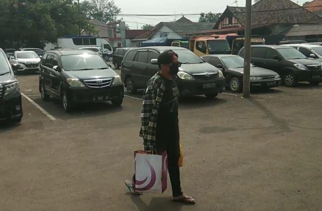 Datangi Polresta Serang, Asisten Nikita Mirzani Bawa Pakaian dan Makanan