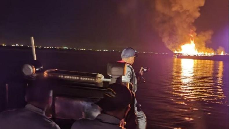 KLM Murah Rejeki Terbakar di Dermaga 99 Batu Ampar, 2 Kapal Bakamla Bantu Padamkan Api