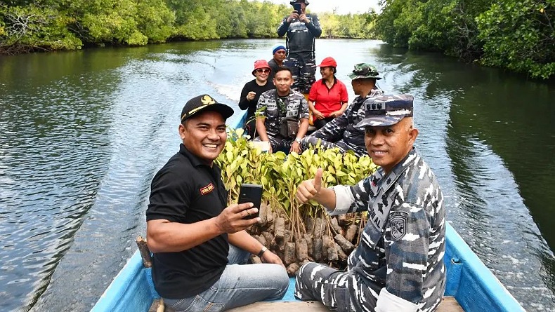 Sambut Hari Mangrove Sedunia, Lantamal VIII Tanam 2.000 Bibit