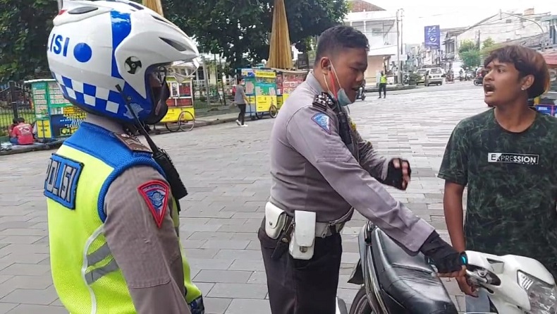 Tak Terima Ditilang, Pemuda di Tasikmalaya Ini Ngamuk, Polisi Nyaris Kena Pukul