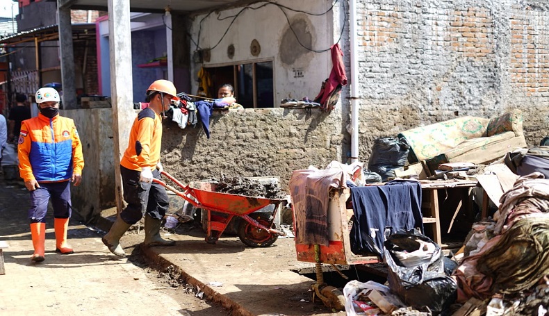Pemkab Garut Bagikan Uang Kerohiman untuk Korban Banjir Bandang Rp600 Juta
