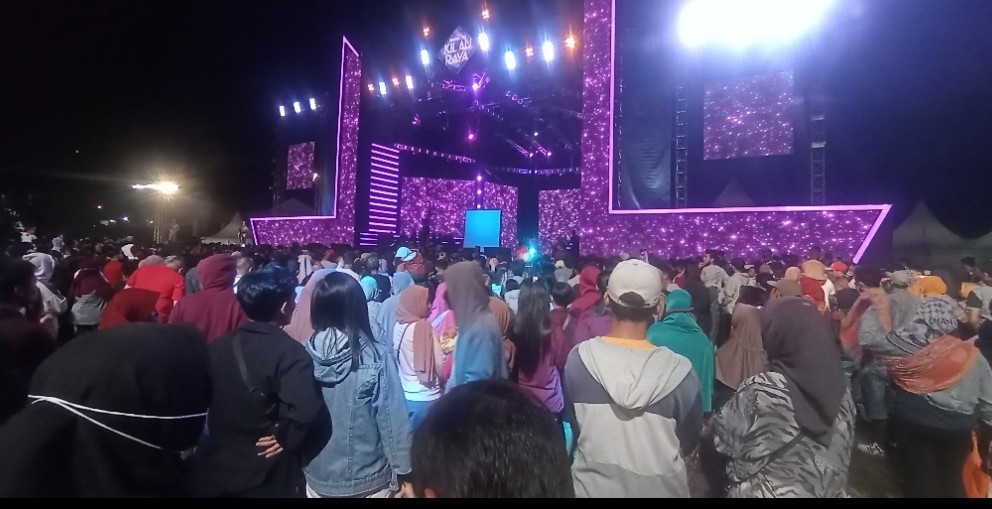 Elvy Sukaesih dan Dewi Perssik Goyang Ribuan Warga Salatiga di Konser Road To Kilau Raya