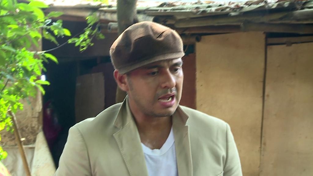 Penuh Haru! Buruh Pemotong Sandal Dapat Uang Kaget Rp15 Juta